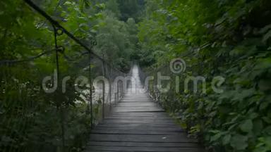 山河上脆弱的木桥，另一边勇往直前